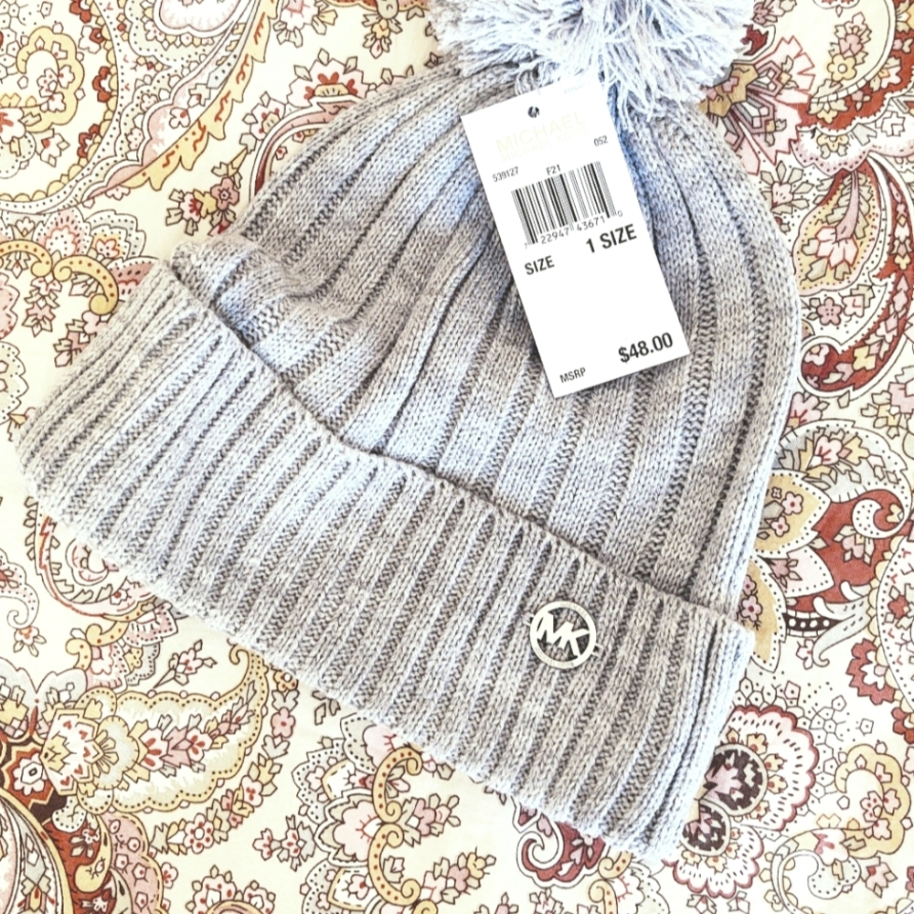 Michael Kors Knit Beanie with Pom-pom ❄️⛷️